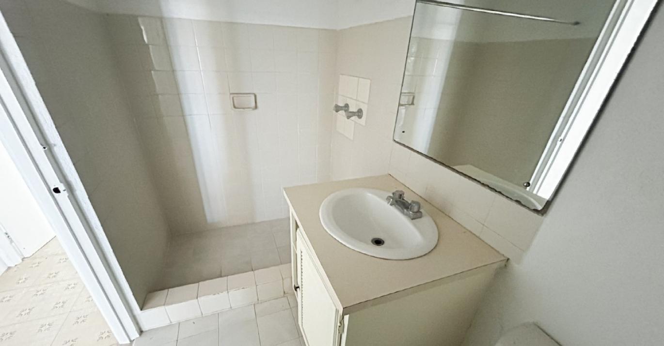 Kingsland Terrace 7 shared bathroom