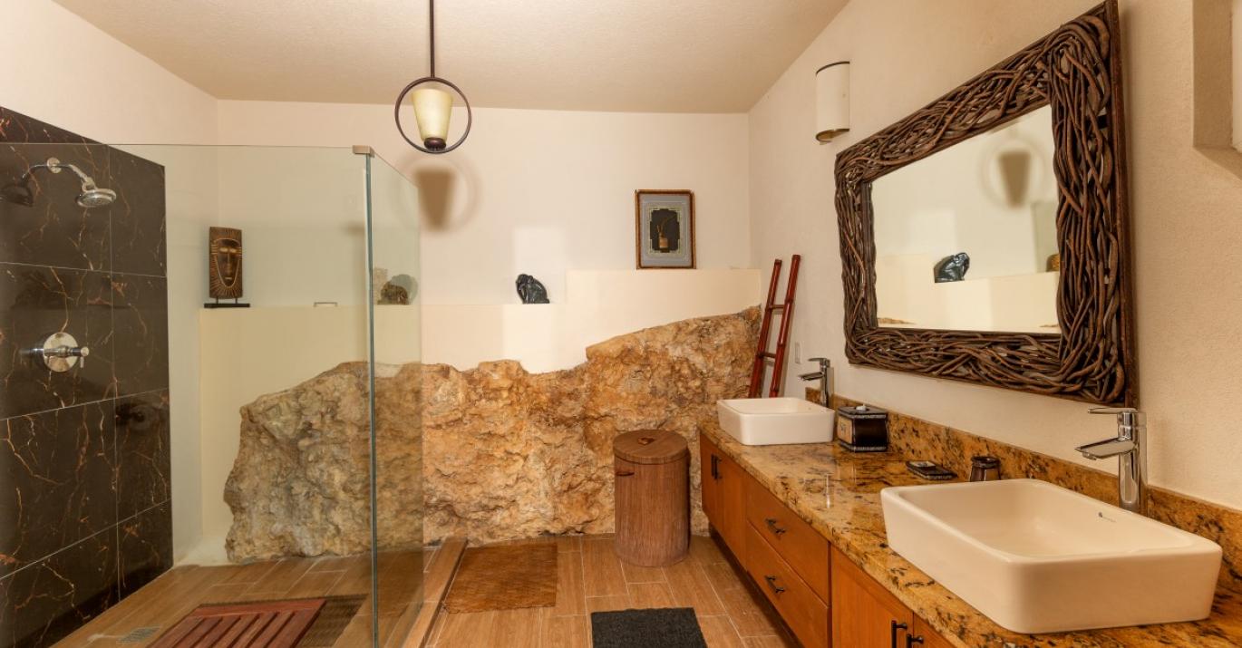 LMM safari suite bathroom