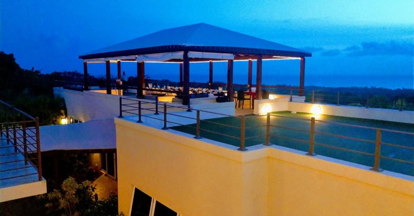 La Maison Michelle at night