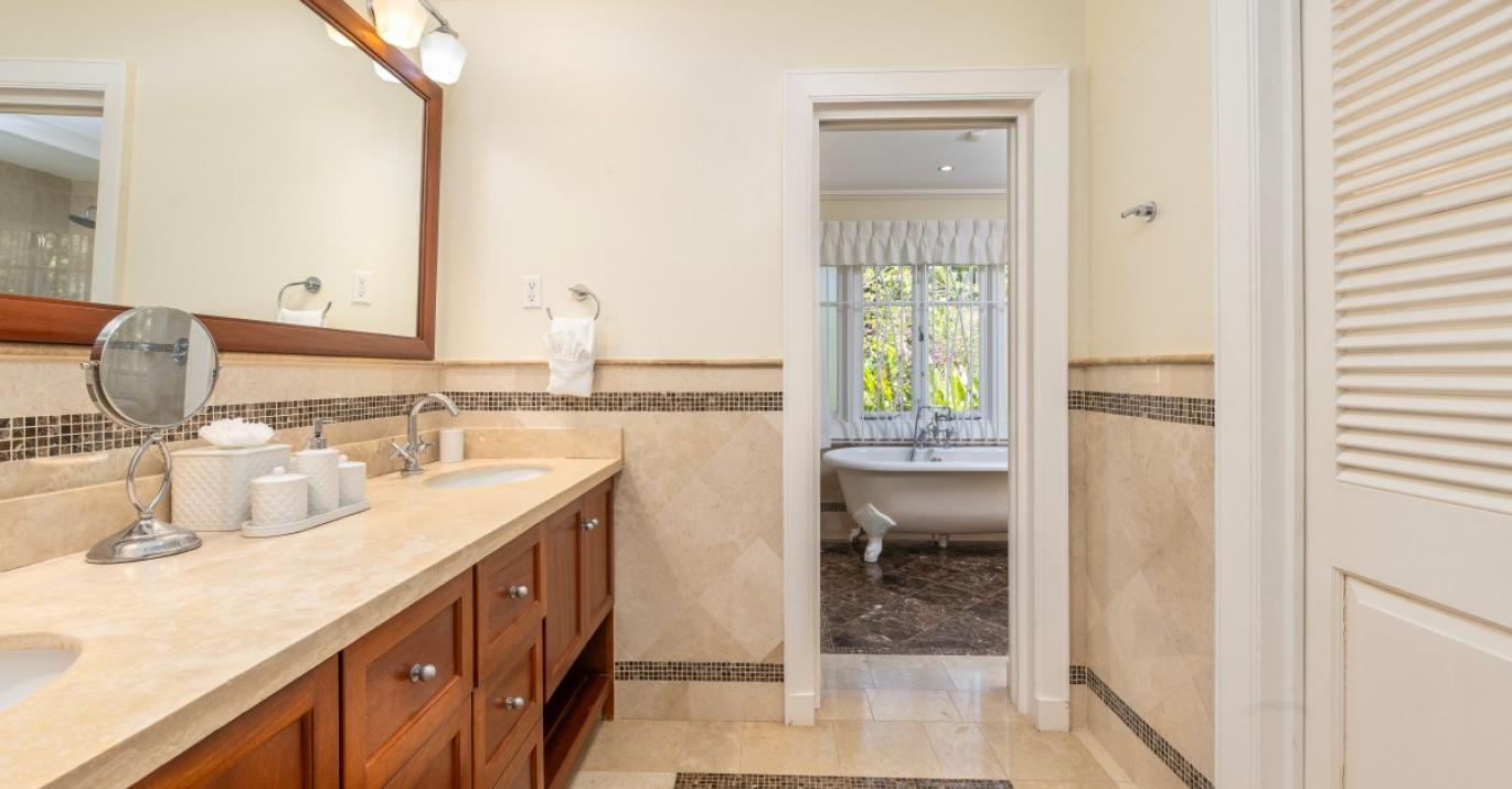 monkey hill ensuite bathroom