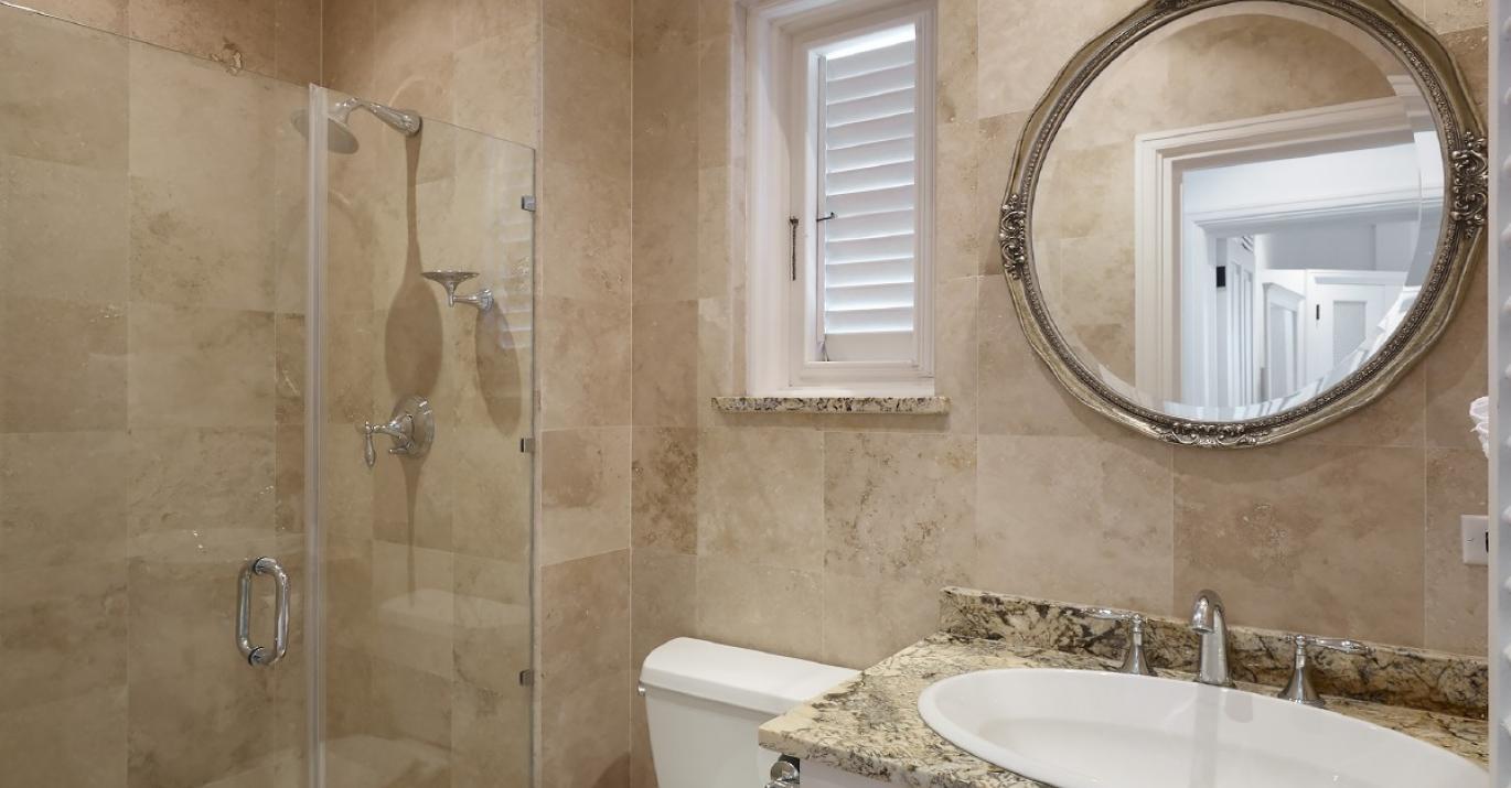 Ocean Heights bathroom