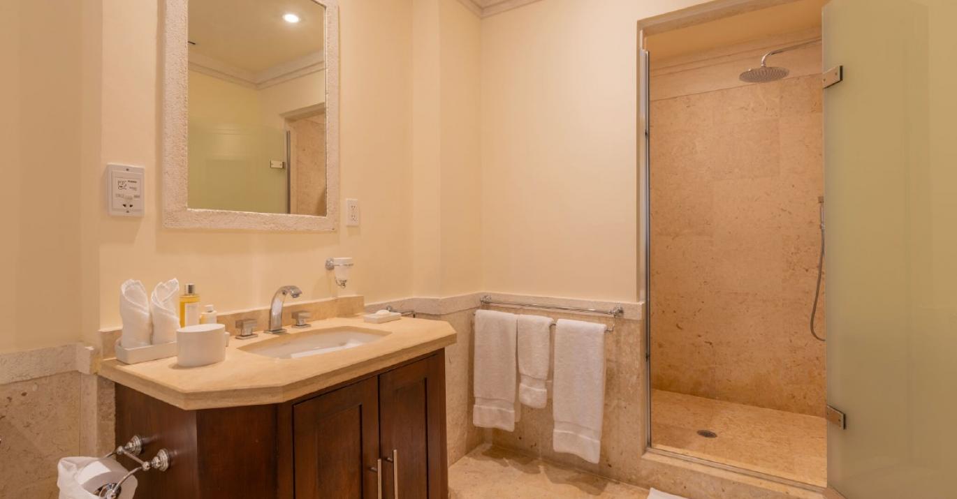 Smugglers 7 vanity shower