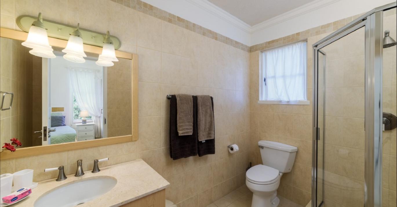 the falls villa 1 en suite bathroom