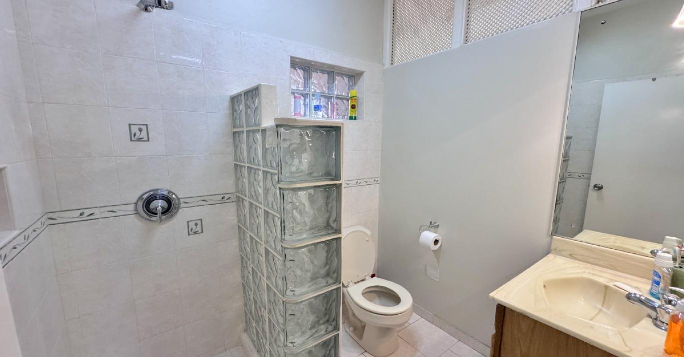 bingen howells X bathroom 4