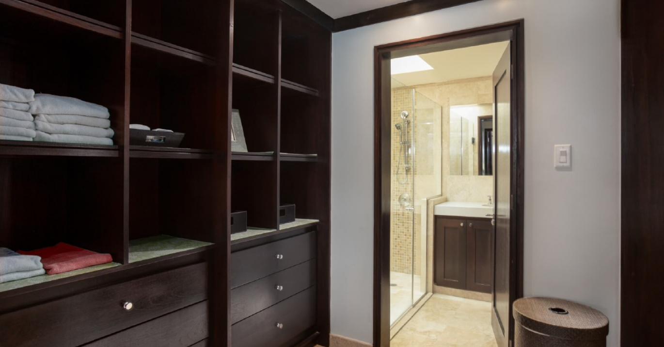 crowsnest master closet