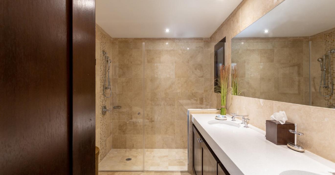 crowsnest master shower
