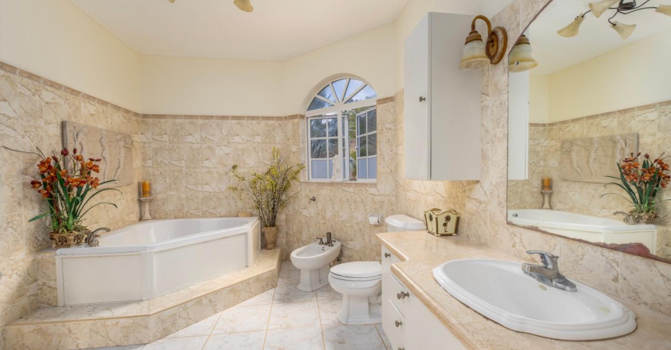 rolling hills 86 spa bathroom