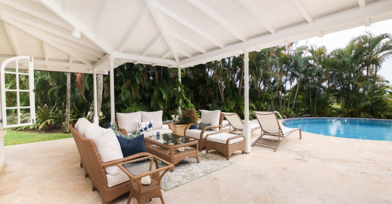 villa rosa poolside