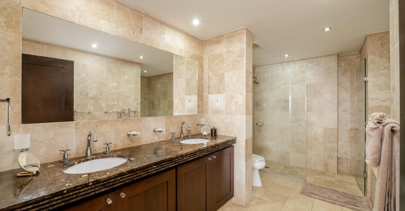 Shutters Coral Cove 5 Ensuite Bathroom 1
