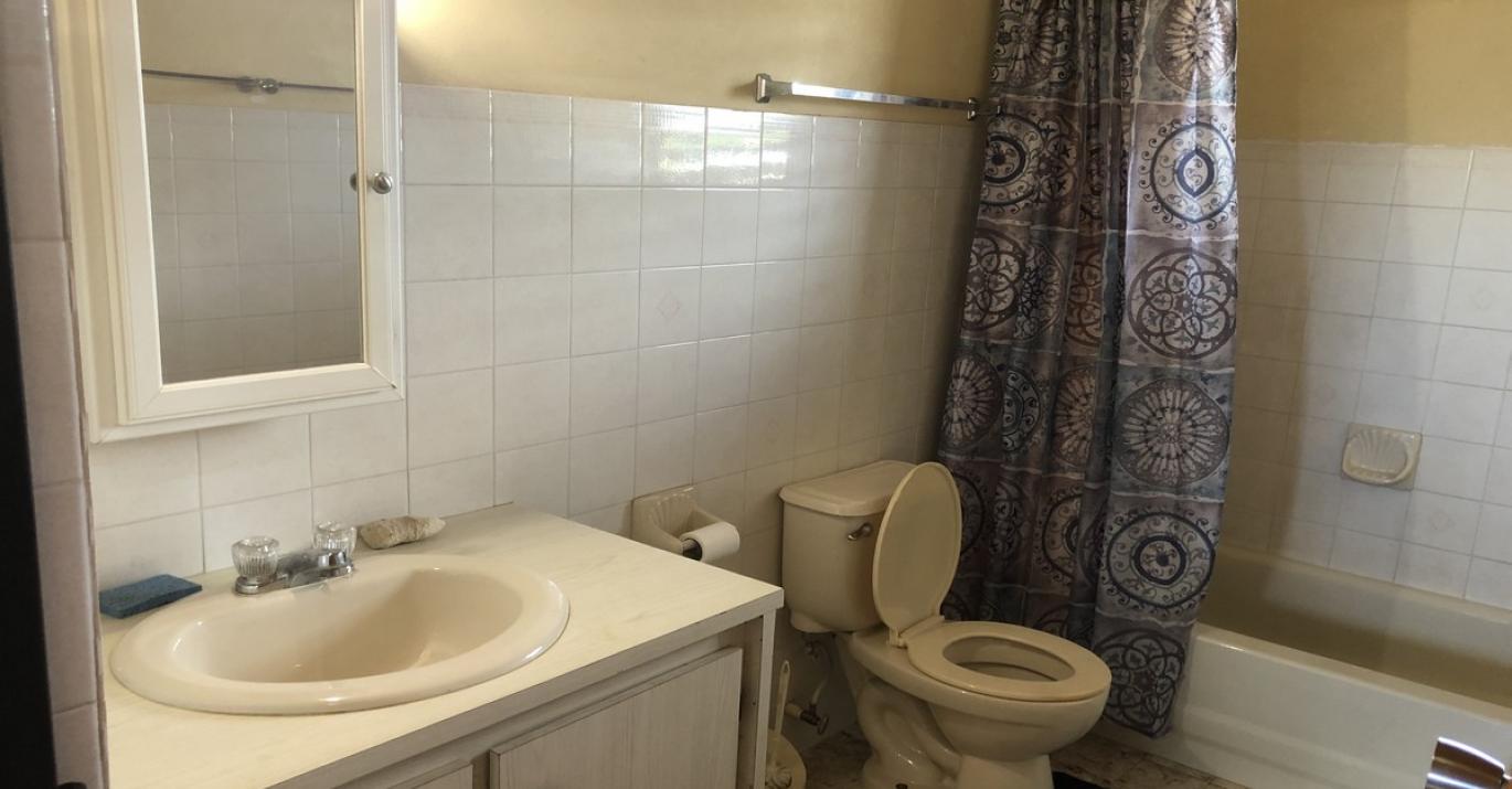 1st Avenue Grazettes Bathroom 1