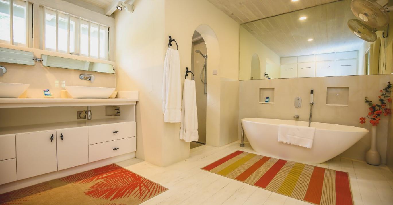 Landfall balcony bathroom