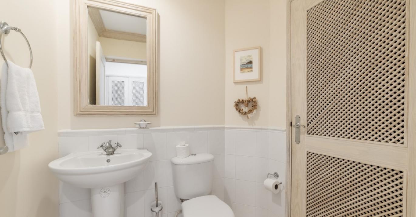 Royal Villa18 Powder Room