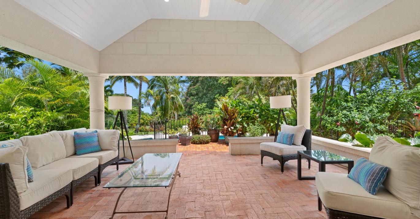 Serenade Outdoor Lounge
