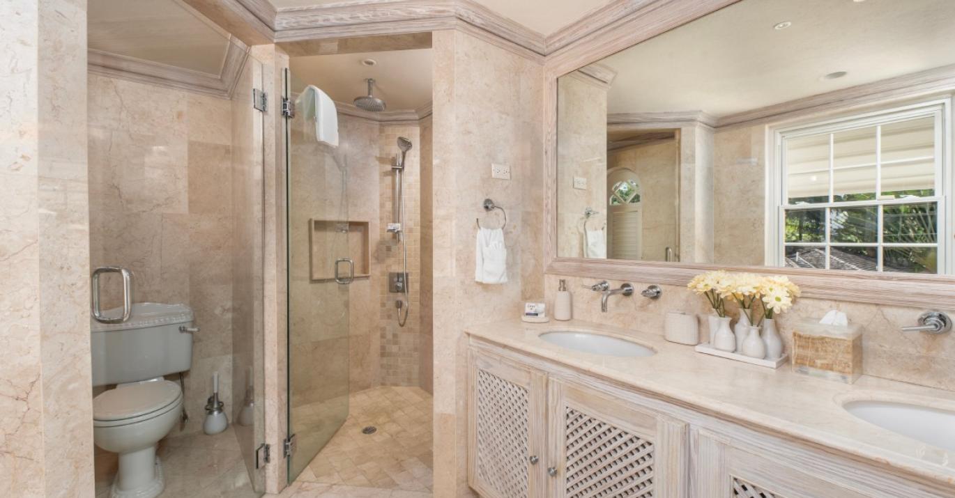sandalo ensuite with shower