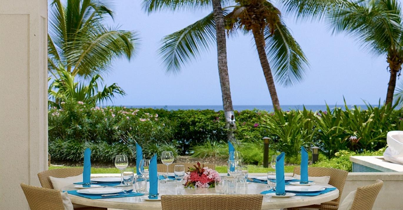 Smugglers Cove 1 Beachfront Apartment for Short Term Holiday Rent Outdoor Dining